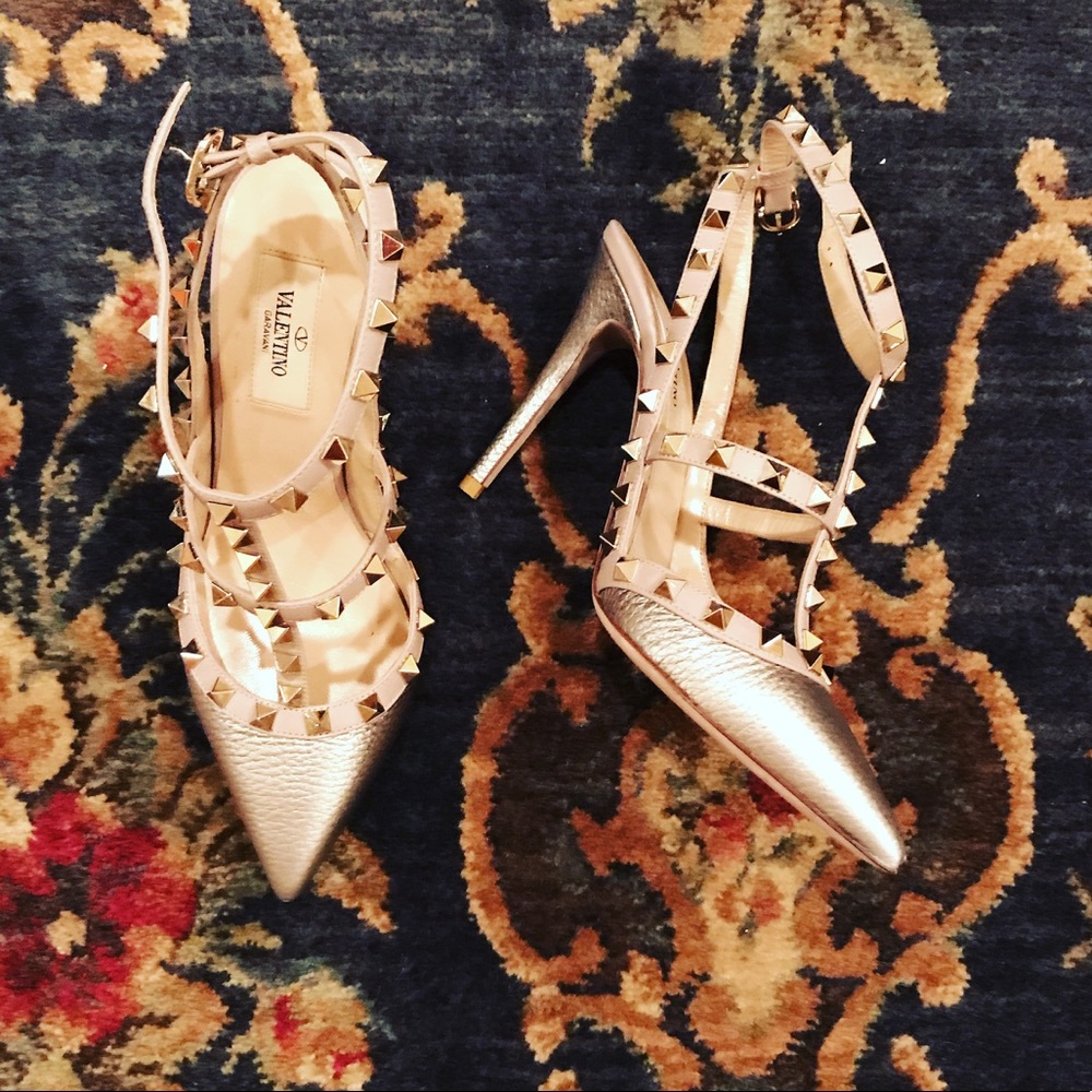 Rockstud Metallic Leather T-Strap Pump ✨24hr sale